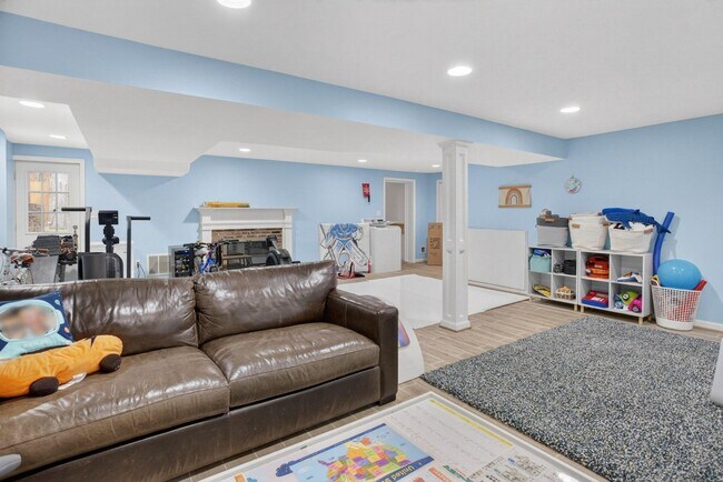 Building Photo - 5703 Cromwell Dr