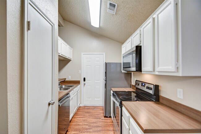Building Photo - 13106 Townwood Dr