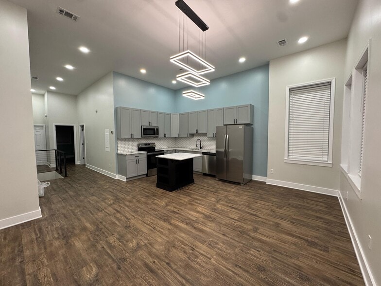 Building Photo - 319 E Main St