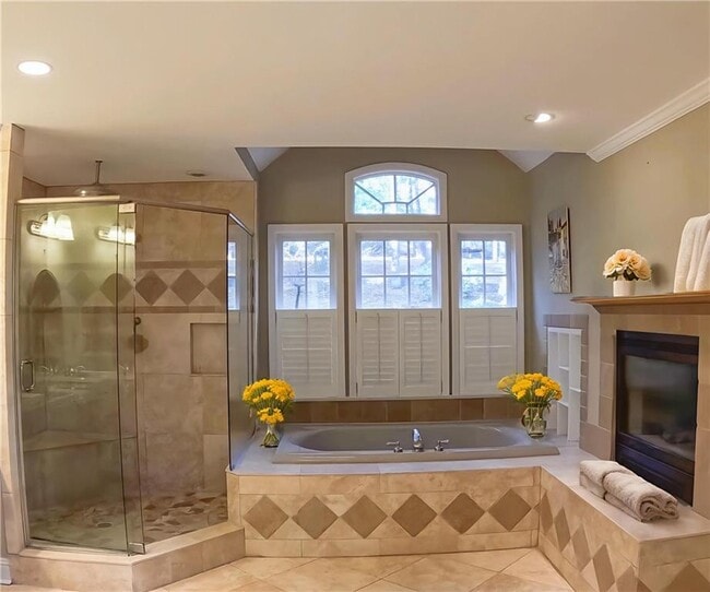 Building Photo - 998 Ferncliff Rd NE