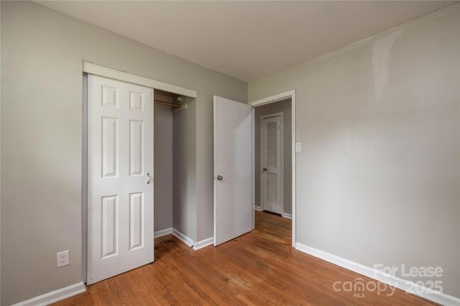Building Photo - 4438 Gainsborough Rd