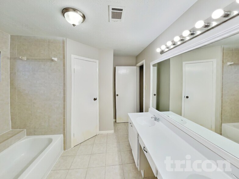 Building Photo - 8111 Silver Fir Dr