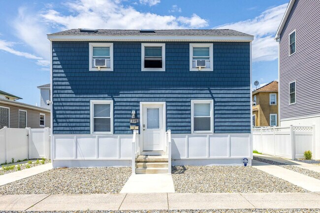 Building Photo - 228 N Dudley Ave