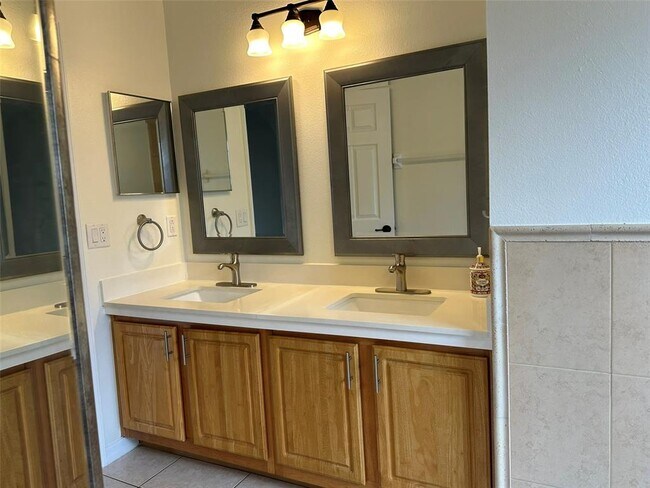 Building Photo - 10707 Flycast Cir