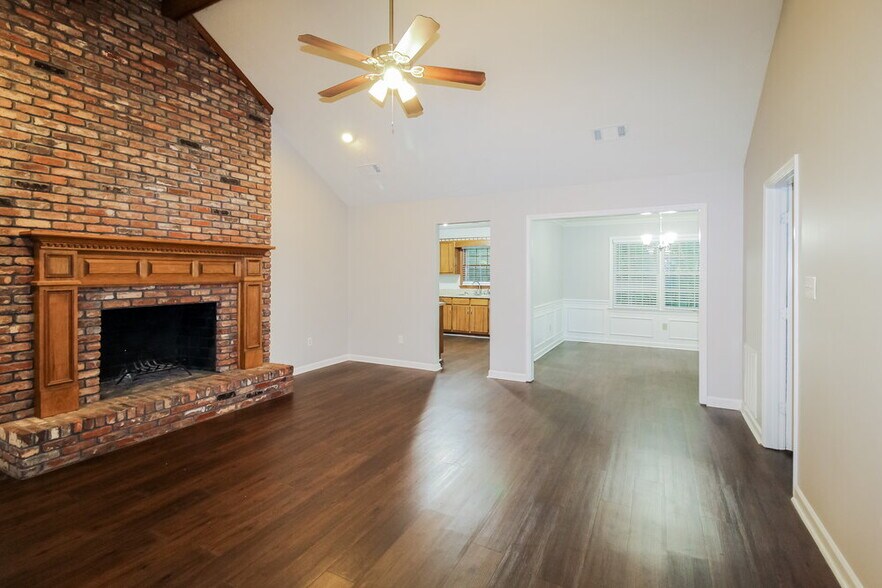 Building Photo - 1418 Hillside Pl SE