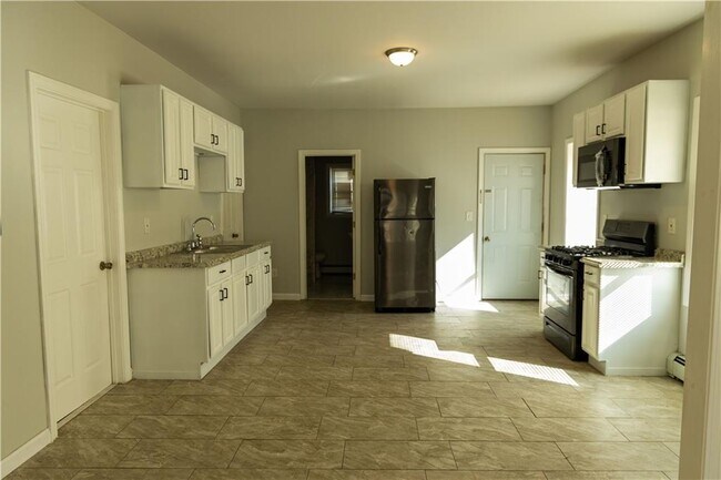 Building Photo - 287 Manton Ave