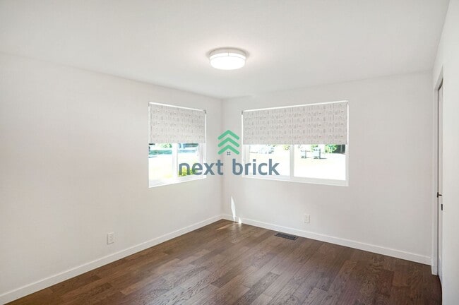 Building Photo - 3 Bed, 2.5 Bath Single Family Available fo...