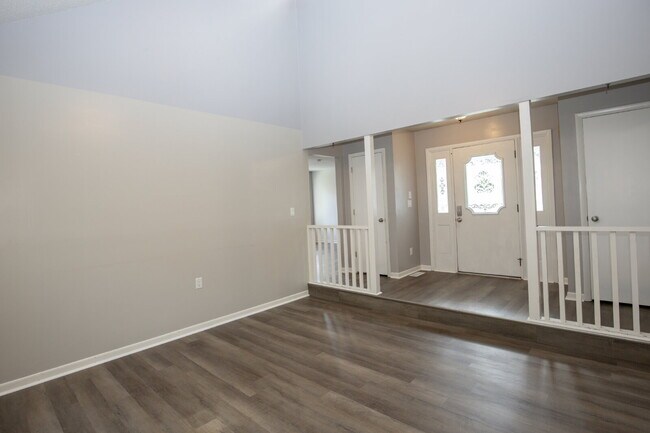 Building Photo - "Charming 3-Bedroom Retreat with Granite Touches and Cozy Fireplace on Winchester Rd!"