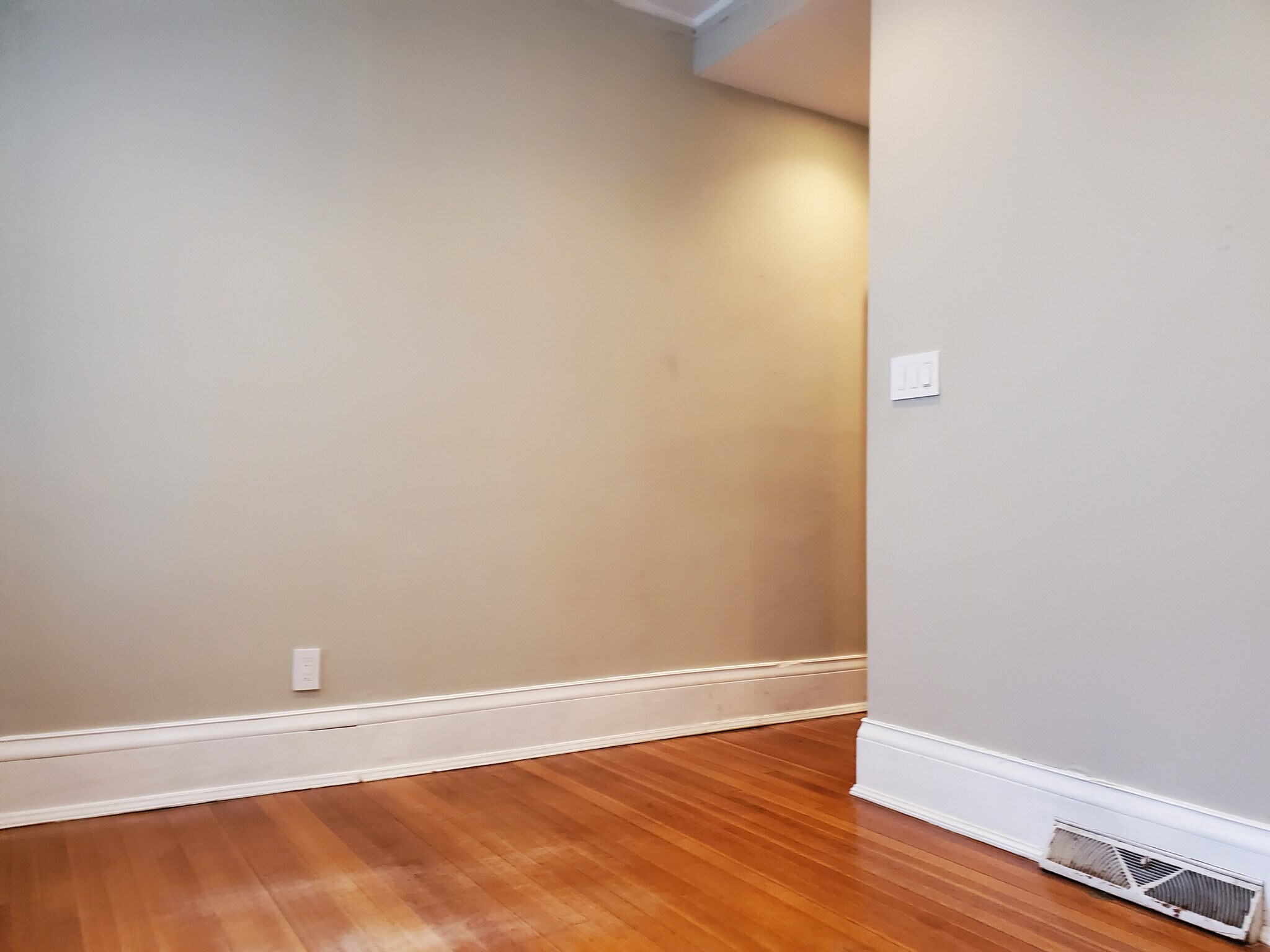 Building Photo - 1560 E Irving Plz