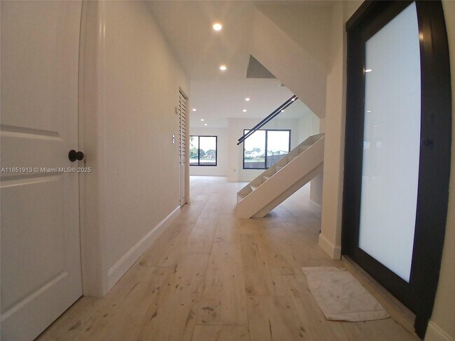 Building Photo - 1070 SW 135th Pl