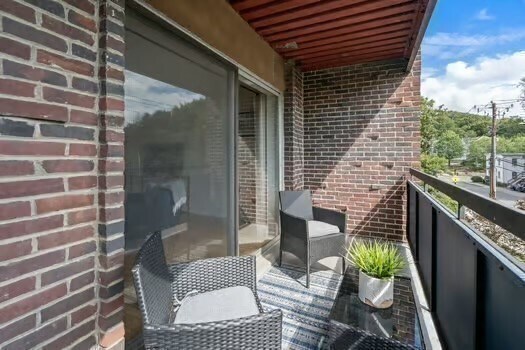 Building Photo - 32 Whites Ave