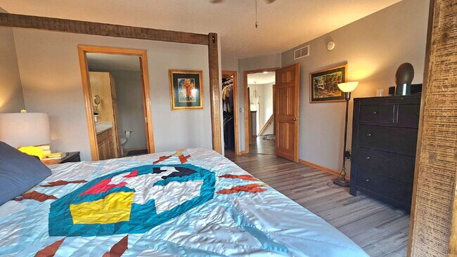 Building Photo - "Spacious 4-Bedroom Townhouse Retreat in Apple Valley - Modern Living with Ample Space!"