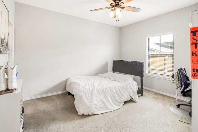 Building Photo - IMMEDIATE MOVE IN Spacious 3 Bedroom 2.5 B...