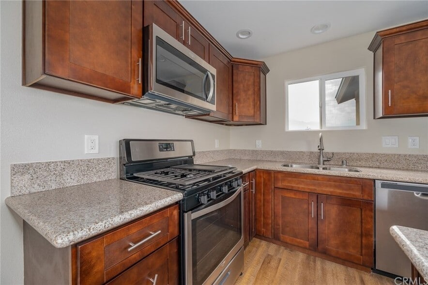 Building Photo - 924 Columbia St