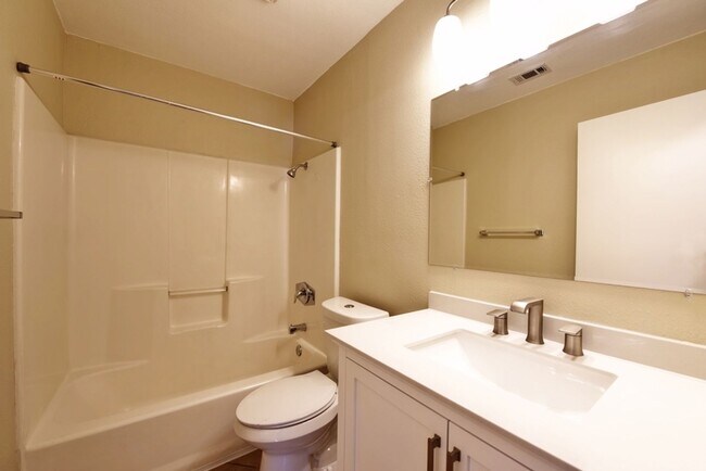 Building Photo - 3404-3404 Ridge Ash
