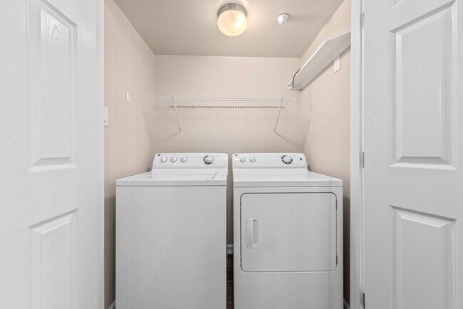 Building Photo - August 2026 Move in! Spacious 1 Bed, 1 Bath in Beautiful Lakeridge!