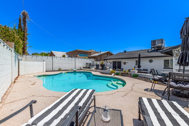 Building Photo - 1540 E El Camino Dr