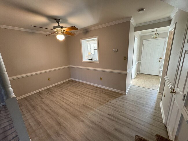 Building Photo - Great Neck area Townhome, Available Now!