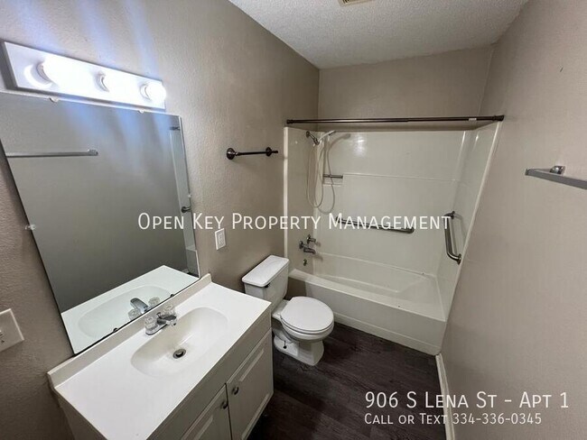 Building Photo - 906 S Lena St