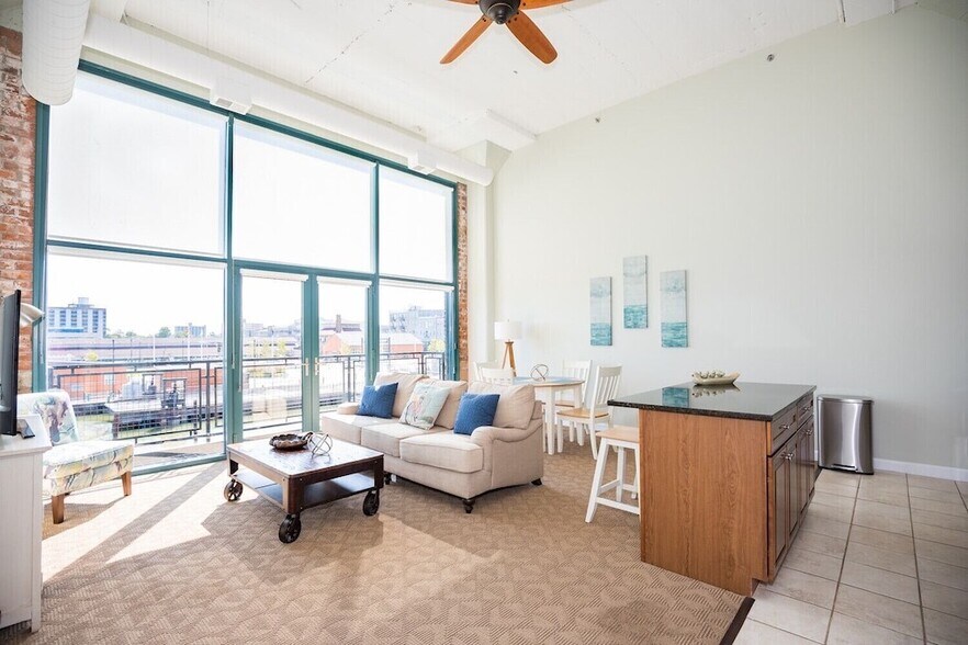 Building Photo - 401 W Shoreline Dr