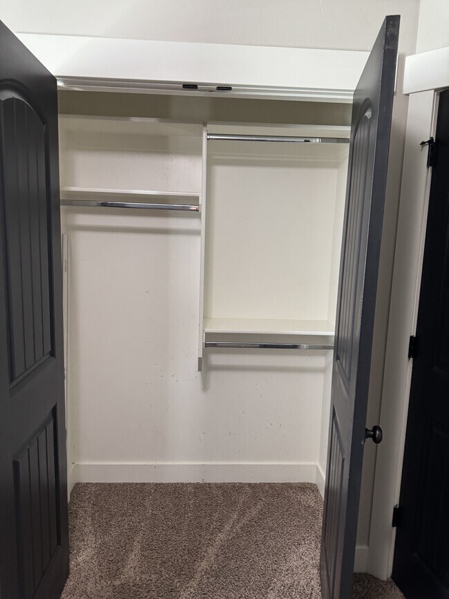 Building Photo - 890 W 110 S