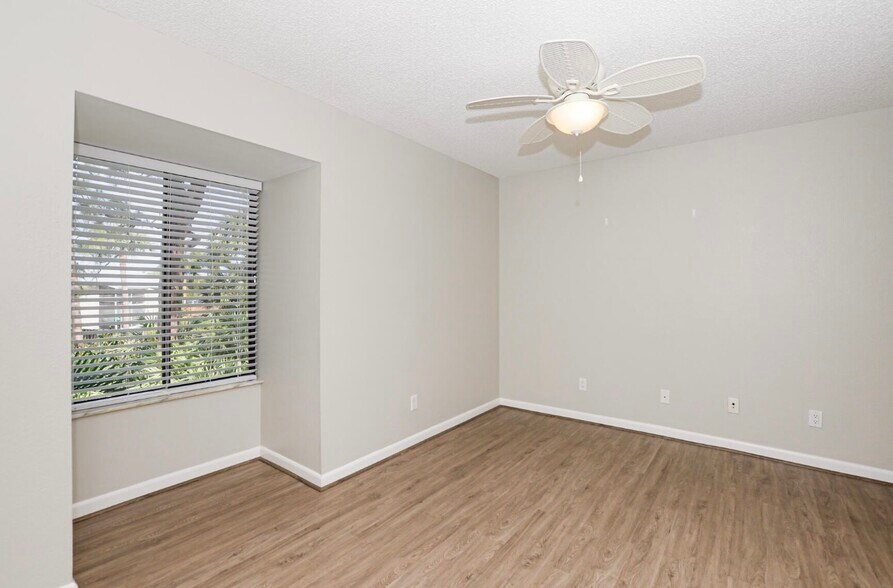 Building Photo - 800 NW Fork Rd