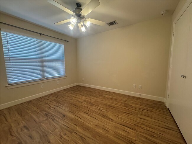 Building Photo - 3618 Main Plaza Dr