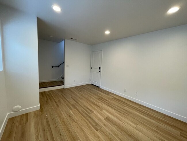 Building Photo - Rent Special - 2 weeks free rent!! 3 bedro...