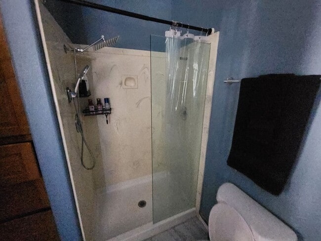 Building Photo - *utilities included* 3 bed 2 bath house in...