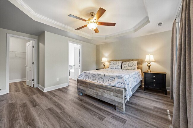 Building Photo - Fully Furnished Month to Month/Short Term Rental!