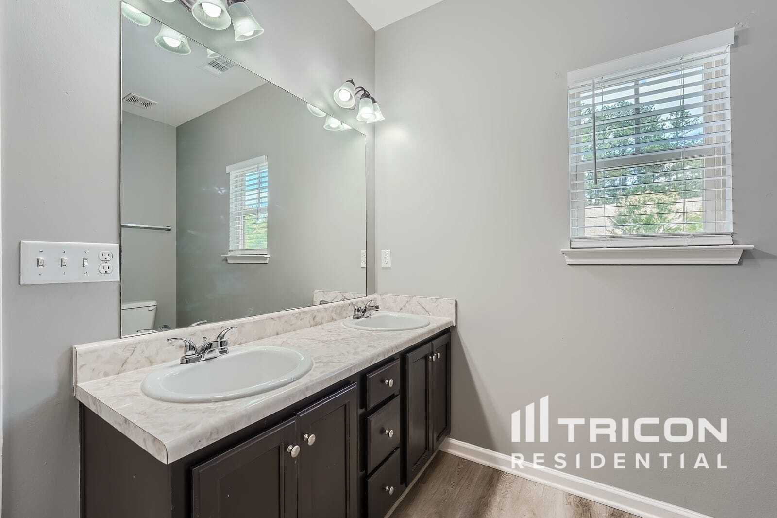 Building Photo - 633 Oakside Pl