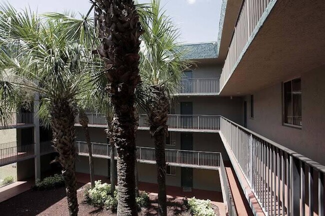 Building Photo - 2.0 bedroom in Lauderdale Lakes Florida 33311