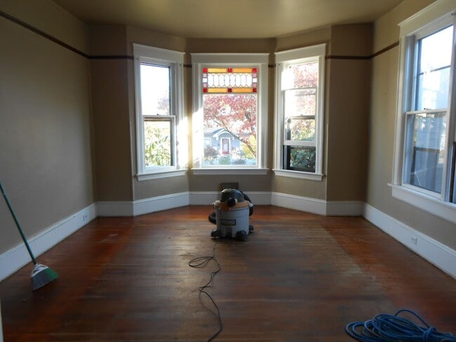 Building Photo - Historic Victorian Charm