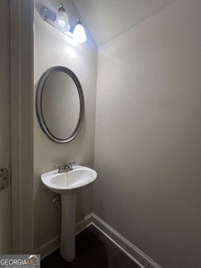 Building Photo - 225 Holdings Dr