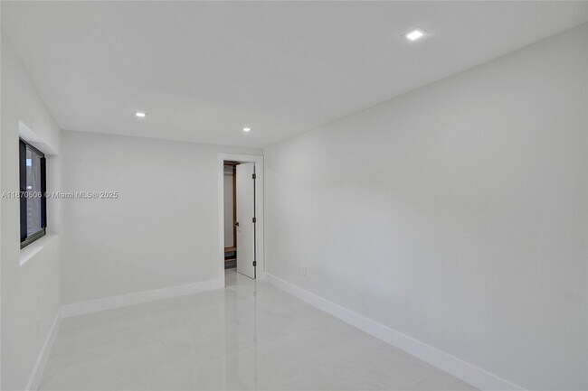 Building Photo - 1931 NE 186th Dr