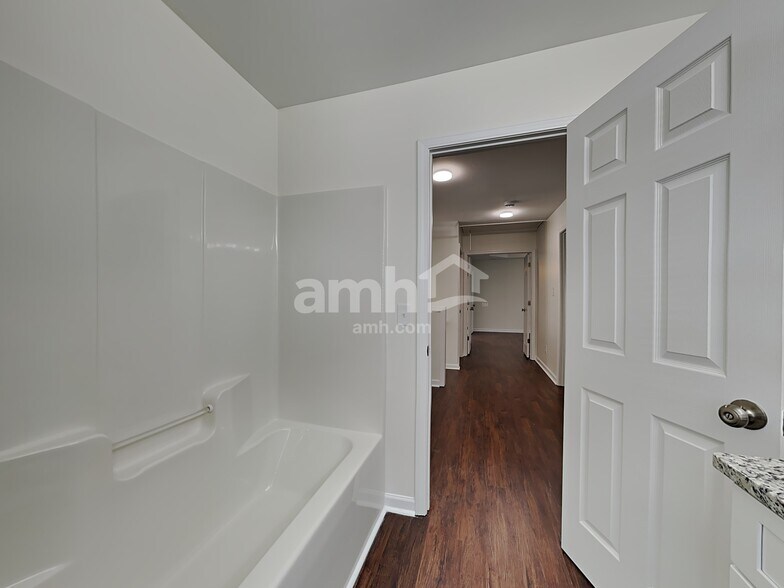 Building Photo - 1575 Pondhaven Dr