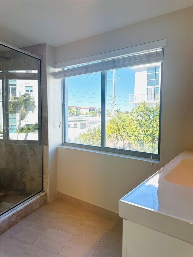 Building Photo - 7700 Collins Ave
