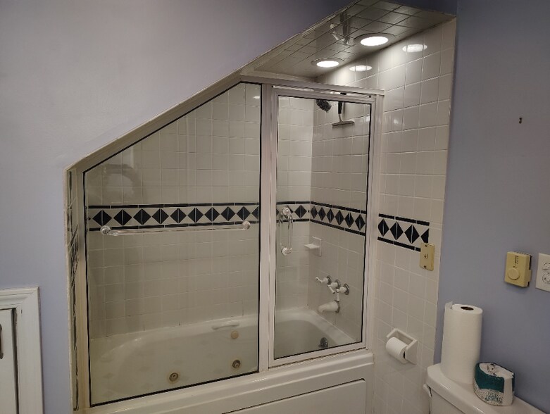 Building Photo - 186 Westfield Rd