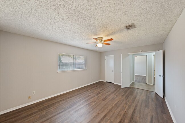 Building Photo - 1022 Sierra Shadows Dr