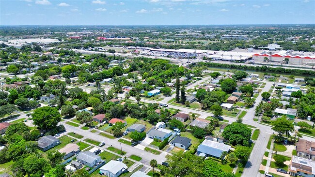 Building Photo - 3331 NW 8th Pl