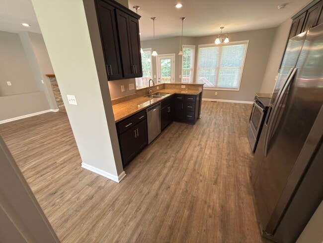 Building Photo - Beautiful Three Bedroom, Two and a half Bath home available in River Wood of Fairlawn