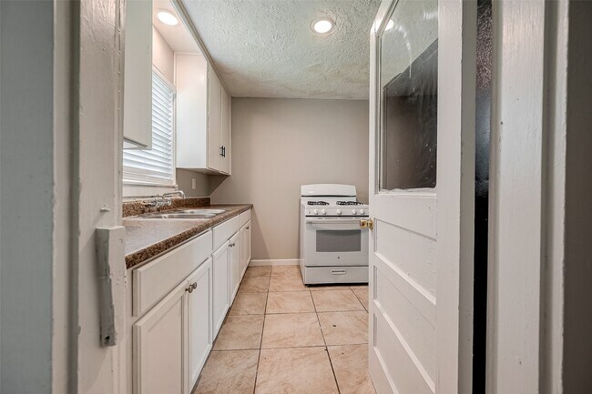 Building Photo - 7621 Sundown Dr