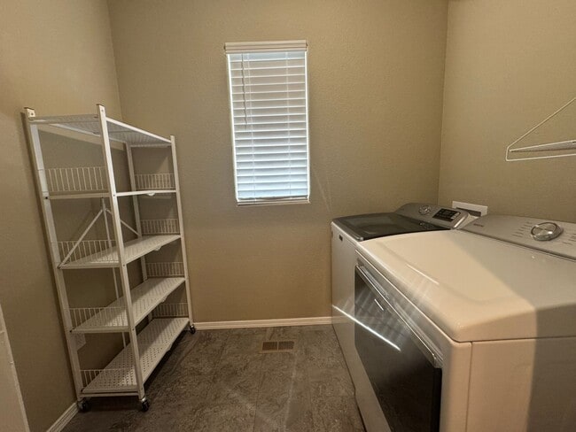 Building Photo - Living by the Lake! 3 bed, 2.5 bath, 3 car...