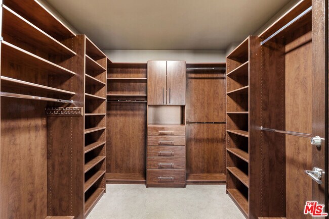 Building Photo - 447 N Doheny Dr