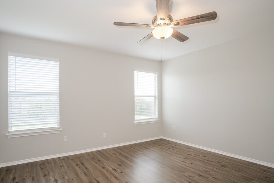 Building Photo - 105 Lucy Cove