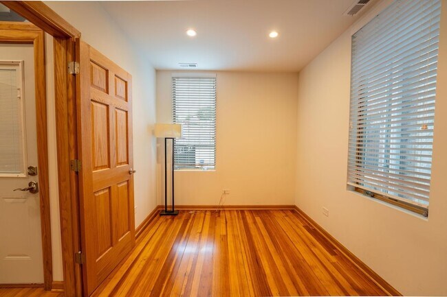 Building Photo - 3324 N Hoyne Ave