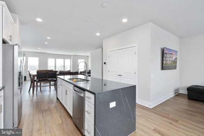 Building Photo - 1747 Riverbluff Ave