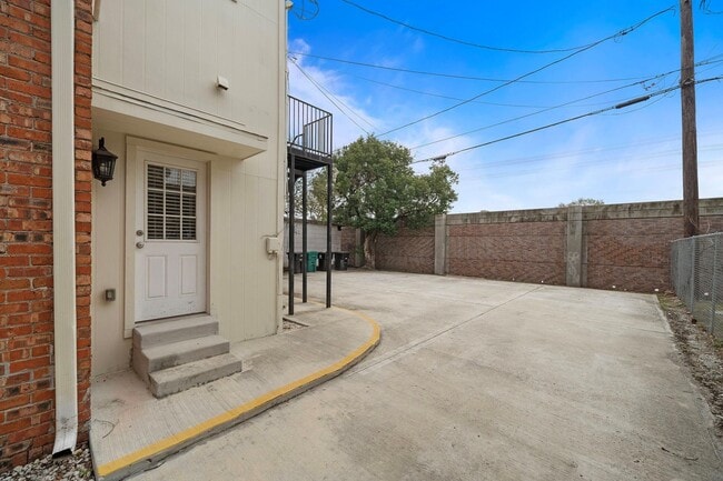 Building Photo - 1631 Castle Ct