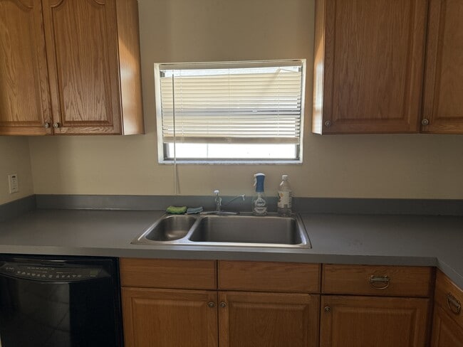 Building Photo - Queen Street Apartments