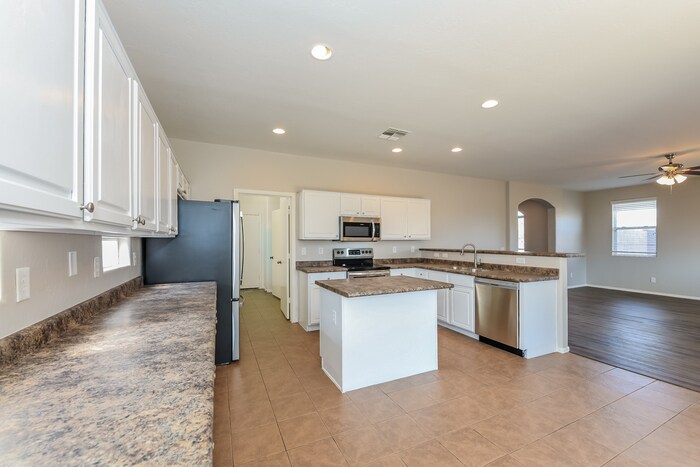 Building Photo - 10575 E Primrose Ln